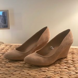 Tan faux suede wedges sz 6
